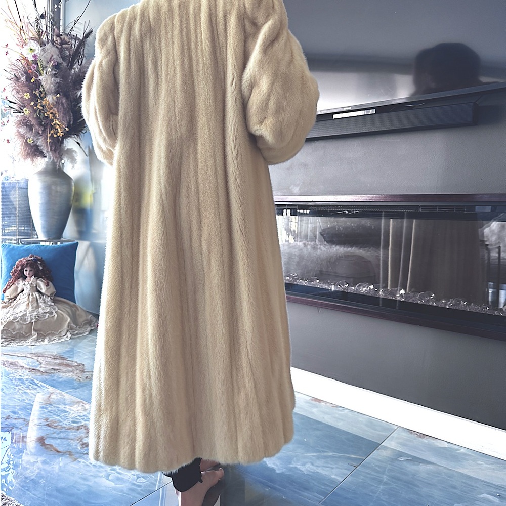 100 % real white Mink Elegant Cream Full-Length Fur Coat